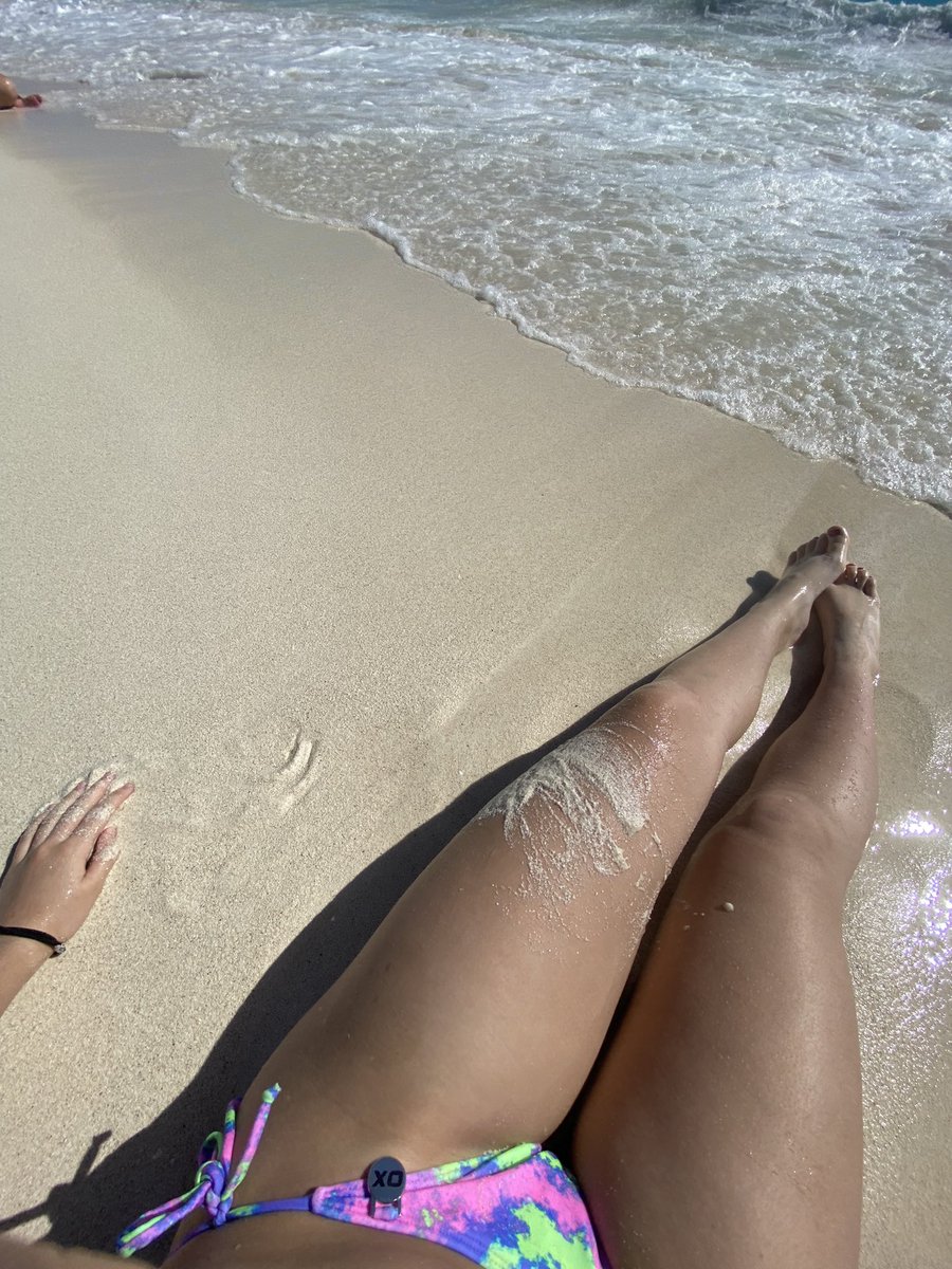 Estás en Cancún ,con arena en todo el cuerpo  y con la única preocupación de broncearte ,en fin la vida es buena