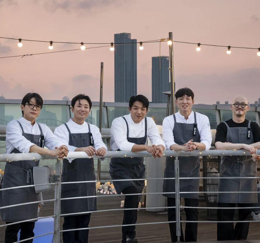 imbcenews's tweet photo. 안성재, 사생활 논란 트리플스타 근황 공개 "훌륭한 사람들과" [소셜in]
#흑백요리사 #요리계급전쟁 #CulinaryClassWars 
#트리플스타 #TripleStar #강승원 #KangSeungWon 
#안성재 #AnhSungjae #SNS #근황 #iMBC연예 

최근 안성재는 자신의 SNS에 "Meaningful event with great people. Much love to Seoul(훌륭한 사람들과 함께한 의미 있는 행사. 서울에 많은 사랑을 부탁한다)"이라는 글과 함께 사진 한 장을 공개했다.

공개된 사진에는 지난 3일 서울 서초구 반포 세빛섬에서 열린 '2024 아시아 50 베스트 레스토랑(A50BR)' 기념 특별 팝업 행사에 참여한 안성재, 트리플스타 등 셰프들의 모습이 담겼다. 

미소를 짓고 있는 다른 셰프들과 달리 트리플 스타는 유일하게 굳은 표정으로 카메라를 응시하고 있다.

📎 https://t.co/8lIND2zFwH