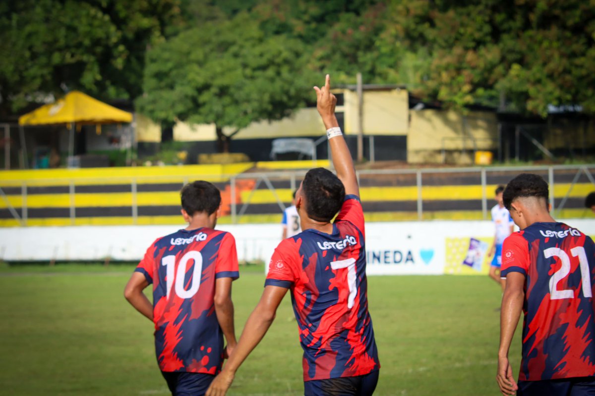 MarcelaPinedaSV's tweet photo. Gran victoria de nuestro equipo La Paz F.C contra Morazan F.C.

El talento de nuestros jóvenes deportistas se hace notar cada vez más en la cancha. ⚽🥅 https://t.co/XknCzukbE8