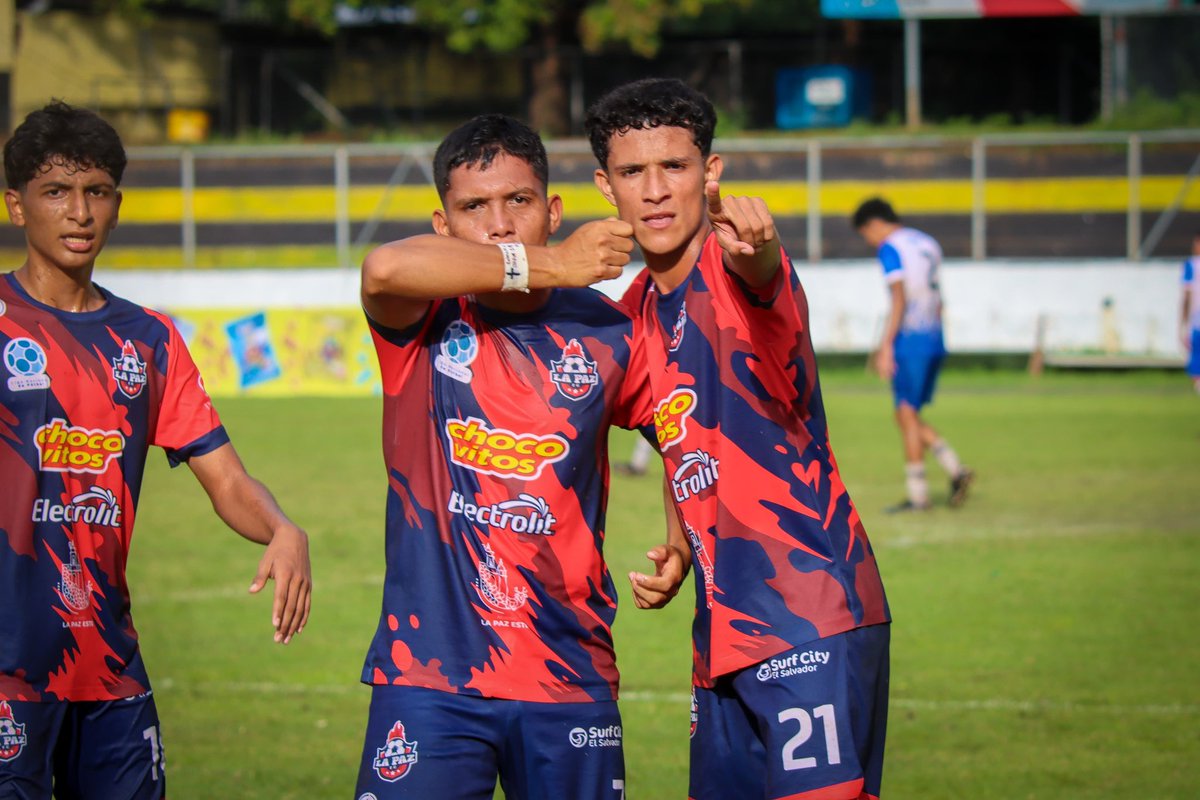 MarcelaPinedaSV's tweet photo. Gran victoria de nuestro equipo La Paz F.C contra Morazan F.C.

El talento de nuestros jóvenes deportistas se hace notar cada vez más en la cancha. ⚽🥅 https://t.co/XknCzukbE8