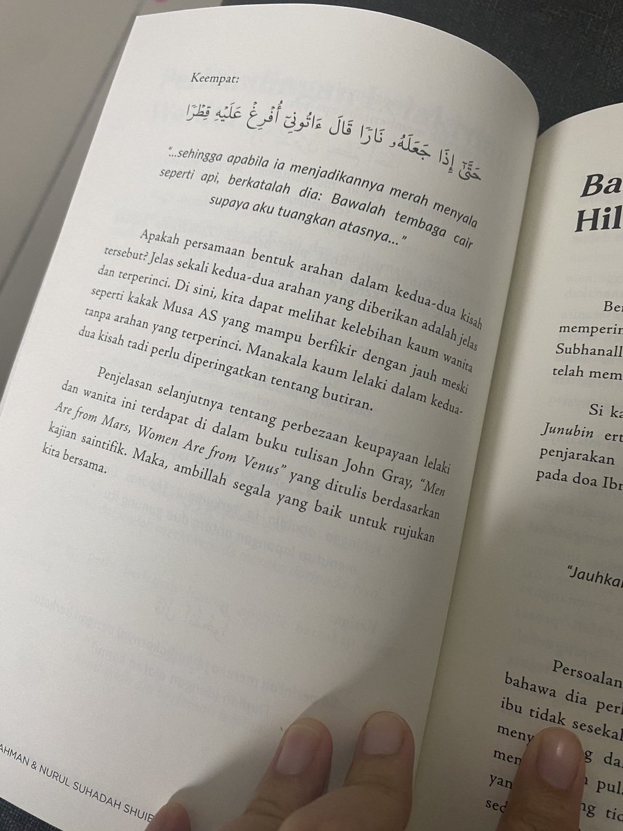 n_azzurajafri's tweet photo. Bila baca kisah kakak Nabi Musa yang genius, rasa nak doa Allah jadikan anak perempuan kita bijak lagi berani ❤️

Ibu Nabi Musa tak perlu bagi arahan spesifik. Hanya cakap “ikut adik kamu” yang masa tu dalam bakul dihanyutkan sungai.

Kakak Nabi Musa boleh berfikir dengan jauh tanpa arahan spesifik. Sampailah akhirnya ibu dan Nabi Musa disatukan kembali. Berkat kecerdikan anak perempuan yang solehah lagi berani. 

Terima kasih Ustaz @syaariabrahman dan isteri @nurulsyaari tulis buku ini ☘️
https://t.co/SVvaWRkxjT