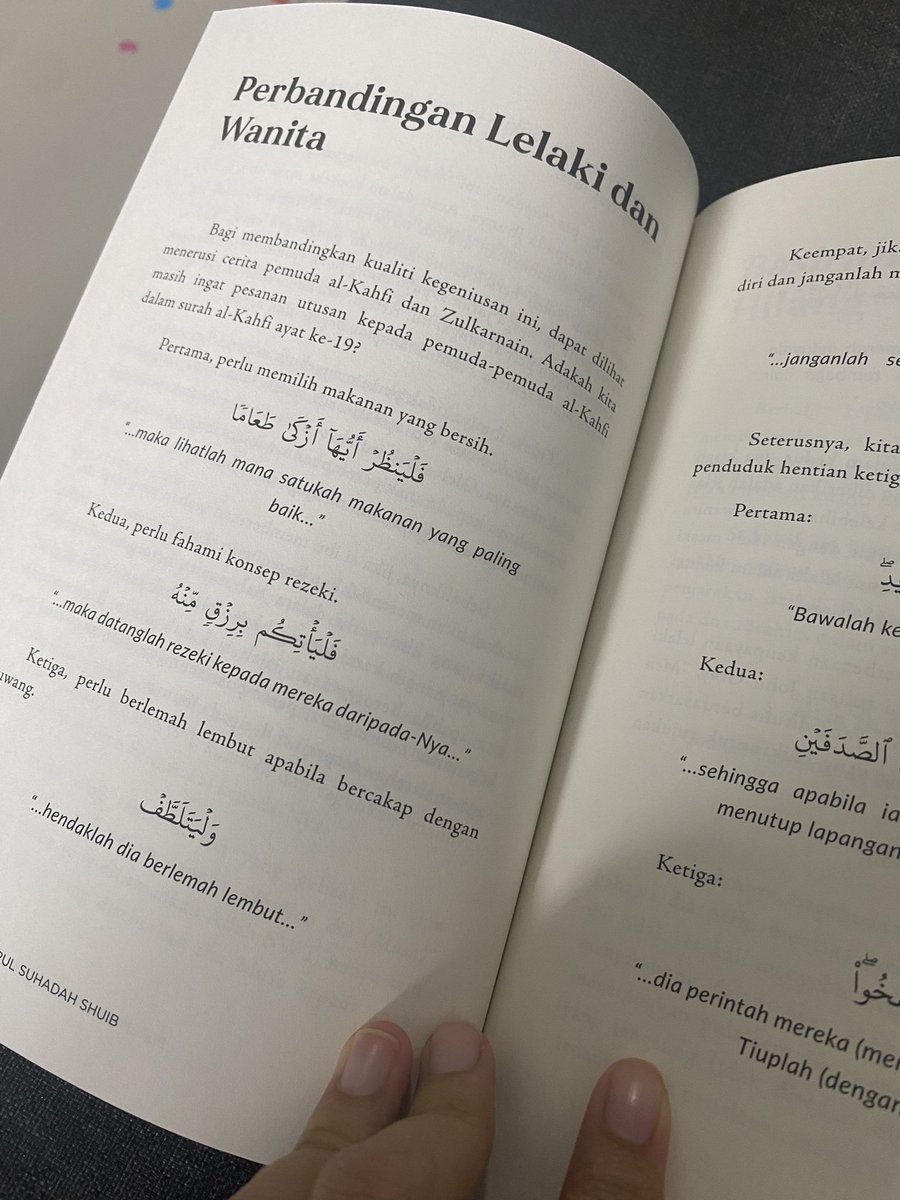 n_azzurajafri's tweet photo. Bila baca kisah kakak Nabi Musa yang genius, rasa nak doa Allah jadikan anak perempuan kita bijak lagi berani ❤️

Ibu Nabi Musa tak perlu bagi arahan spesifik. Hanya cakap “ikut adik kamu” yang masa tu dalam bakul dihanyutkan sungai.

Kakak Nabi Musa boleh berfikir dengan jauh tanpa arahan spesifik. Sampailah akhirnya ibu dan Nabi Musa disatukan kembali. Berkat kecerdikan anak perempuan yang solehah lagi berani. 

Terima kasih Ustaz @syaariabrahman dan isteri @nurulsyaari tulis buku ini ☘️
https://t.co/SVvaWRkxjT