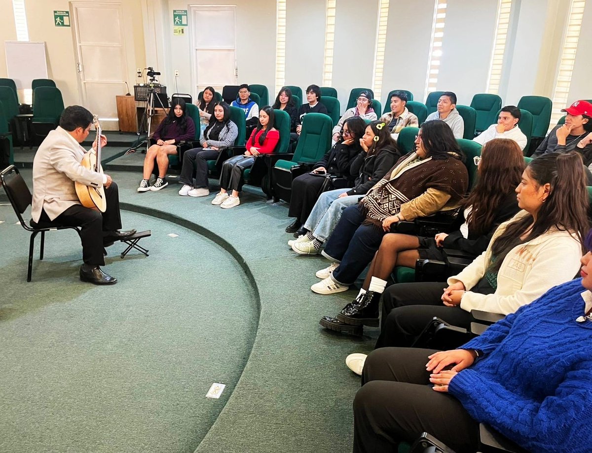 artisticas_sev's tweet photo. En Toluca de Lerdo, Estado de México, el solista de guitarra 🎸 Carlos Muñiz, se presentó en la Universidad Autónoma del Estado de México. 🏫

¡Carlos Muñiz forma parte de los 40 grupos de la Dirección de Actividades Artísticas! 🎭🎼

#AcercandoElArteATodos #sSDE #SEV https://t.co/Tbsf7NK8aE