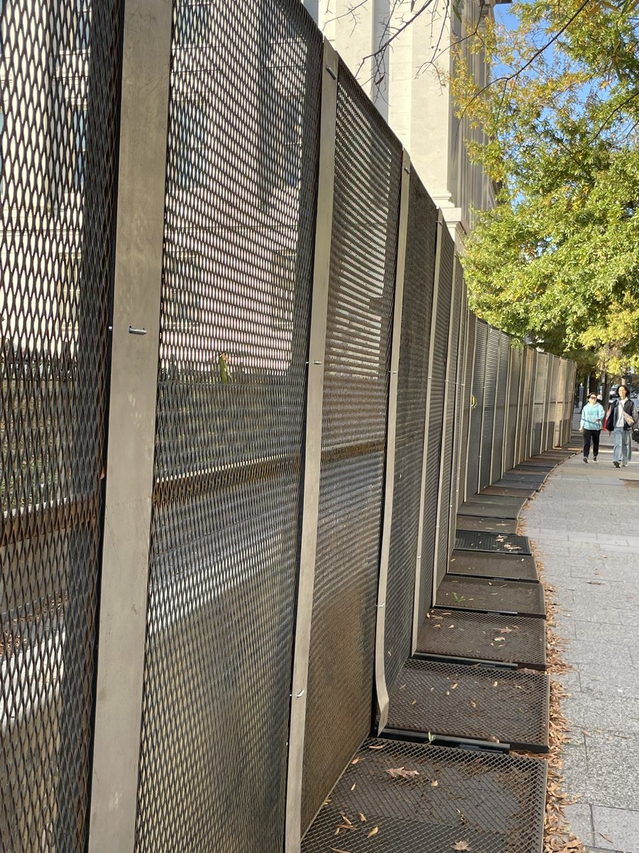 #Election2024  Washington nu: lange zit, gestreste atmosfeer, nerveus café (Busboys and Poets in DC), sommige winkelruiten uit voorzorg dichtgetimmerd, het veld voor het Witte Huis, voor ‘t eerst hoor ik, niet te bereiken want omgeven met hekwerken.