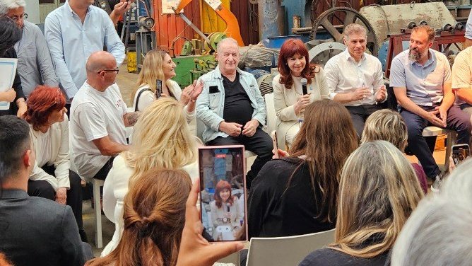 oecyt_arg's tweet photo. 📢 Hoy acompañamos a @CFKArgentina en Avellaneda junto al entramado PyME nacional, en la fábrica Vetrano SACIFI: "Es fundamental reformular el sistema científico argentino, debemos articularlo con universidades e industria en una cadena de retroalimentación" https://t.co/QBsWeZgERa
