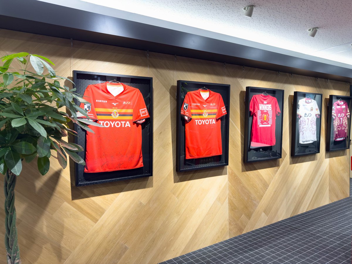 senon_official's tweet photo. セノン本社の受付では、名古屋グランパス様などのユニフォームを飾らせて頂いていますが、この度、2024JリーグYBCルヴァンカップ優勝記念Tシャツを追加させて頂きました。

改めまして、優勝おめでとうございます！

#名古屋グランパス 
#守りの名手セノン https://t.co/jWP9r6DzeA