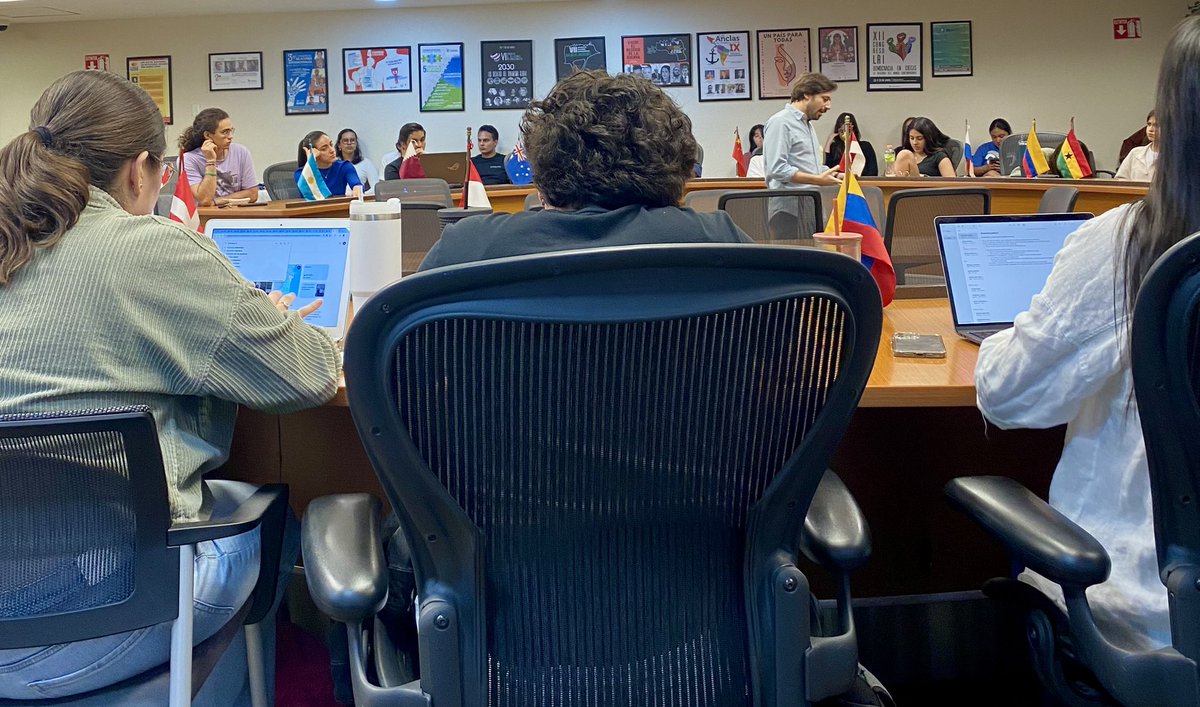 Car_Rey_'s tweet photo. 🇺🇸🫏🐘🗳️ Velada electoral en la Sala de Debates de Relaciones Internacionales @TECcampusGDL https://t.co/5PlzeXjWWl