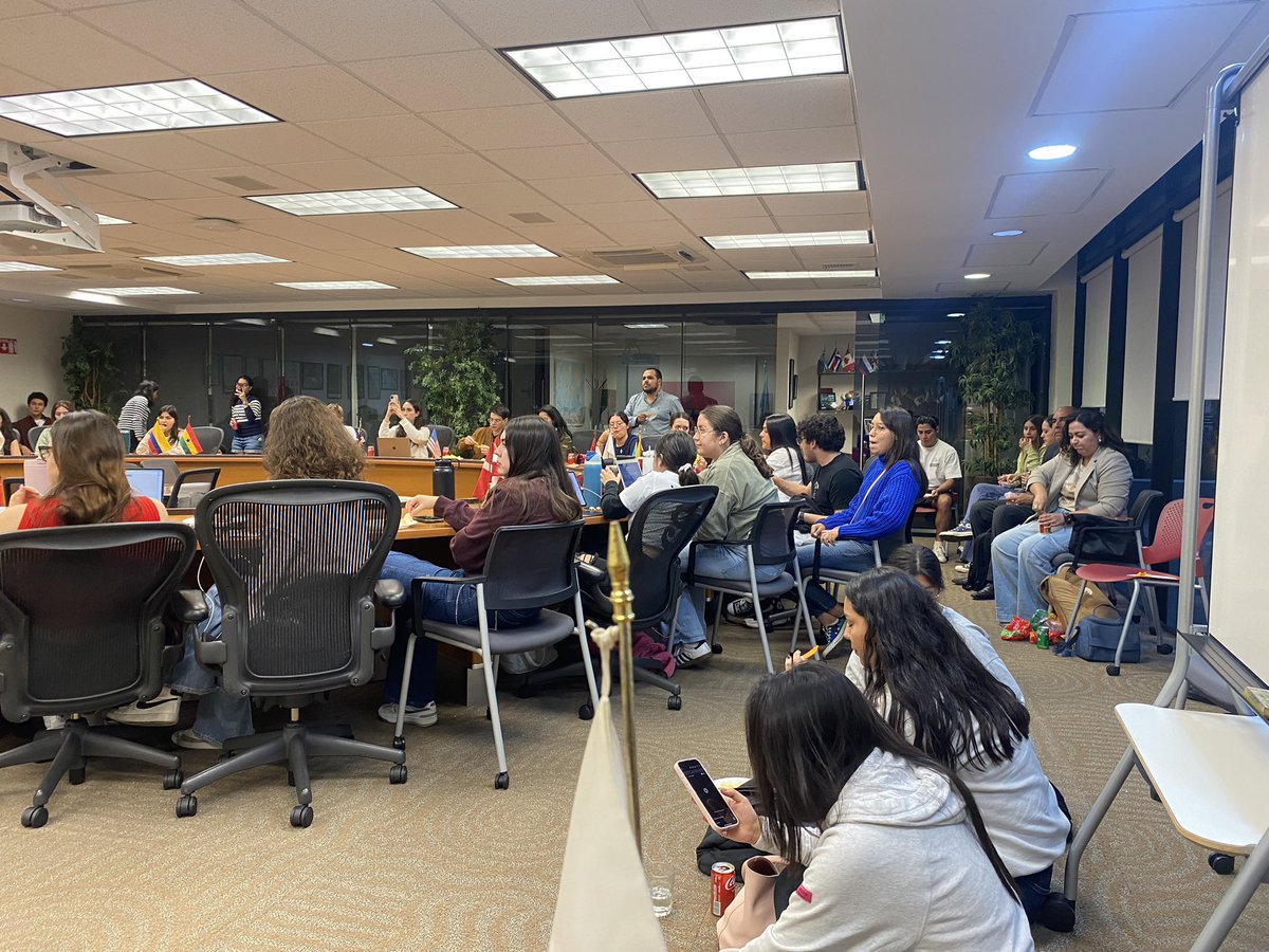 Car_Rey_'s tweet photo. 🇺🇸🫏🐘🗳️ Velada electoral en la Sala de Debates de Relaciones Internacionales @TECcampusGDL https://t.co/5PlzeXjWWl