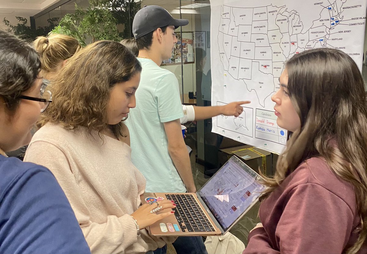 Car_Rey_'s tweet photo. 🇺🇸🫏🐘🗳️ Velada electoral en la Sala de Debates de Relaciones Internacionales @TECcampusGDL https://t.co/5PlzeXjWWl
