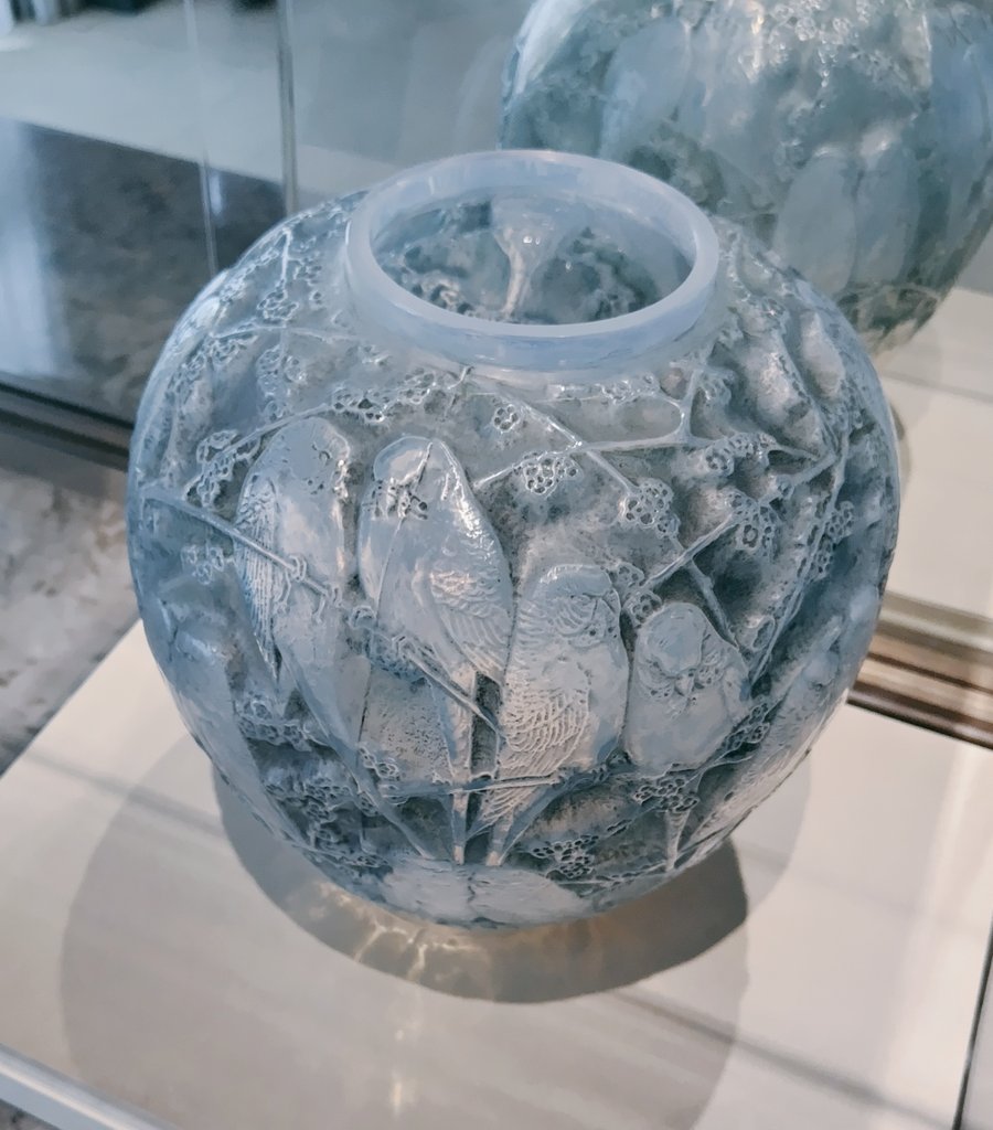 東京都庭園美術館にて
朝香宮さまのお妃様のお部屋に飾ってあったインコの壺が綺麗で可愛い！