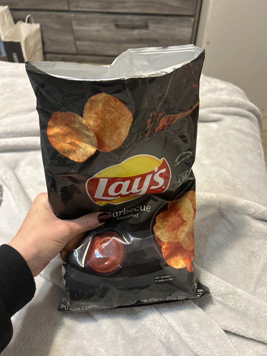 leelee717's tweet photo. @LAYS please explain how this is a brand new bag ??? what happened to the rest?? https://t.co/U078xiBJtx