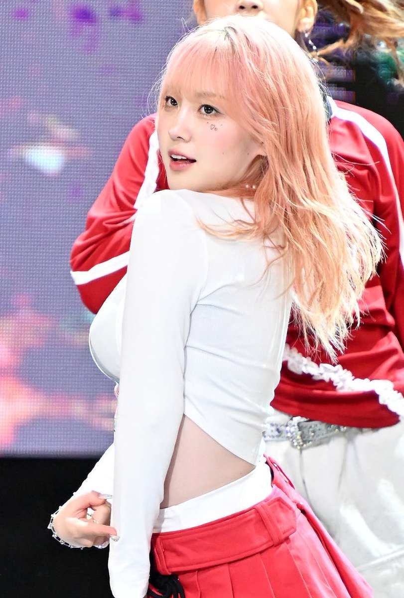 chaehyun_bby's tweet photo. damn chaehyun… https://t.co/qpAakzK9fG