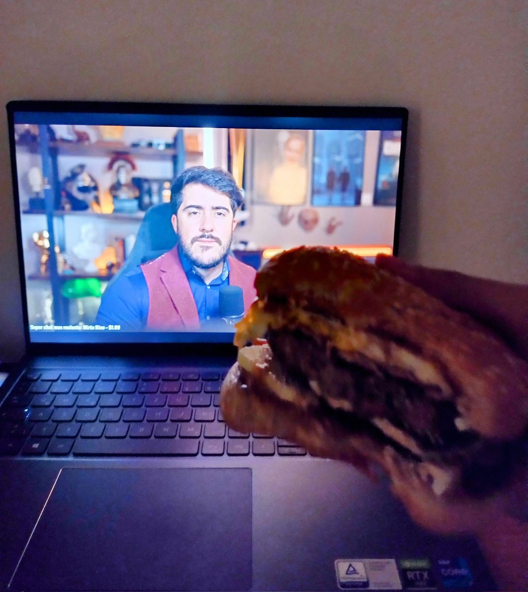 MrDubom's tweet photo. Disfrutando del #electionday2024 en el stream de @JPAFS . Con los excelentes @Caledrvs y @DerShadowFax ... Deja de velarme la hamburguesa Acquaviva valeeee https://t.co/lTQeKZJNnI
