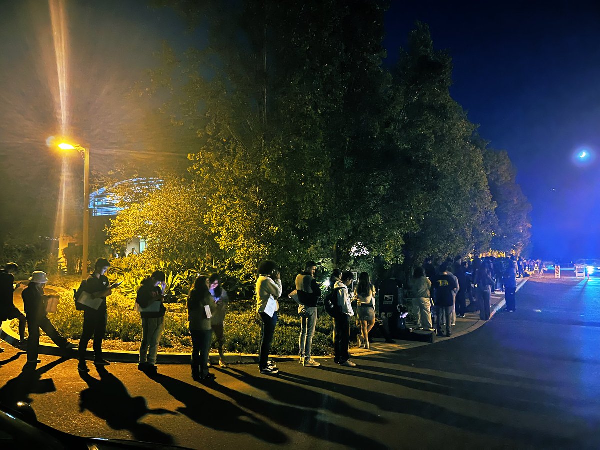 hunt_lab's tweet image. Out the door, around the building and down the parking lot .. mostly students here to VOTE in my Irvine neighborhood 🇺🇸