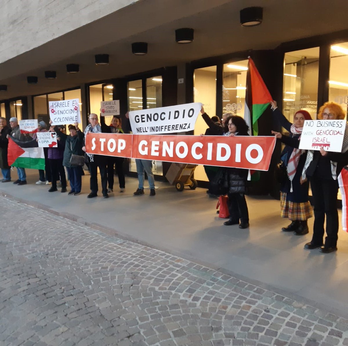 bdsbologna's tweet photo. Protesta di attivst* di Bologna per la Palestina, a cui  aderisce BDS Bologna, contro la presenza di 6 aziende israeliane all’Esposizione Internazionale di Macchine per  l'Agricoltura EIMA. 
QUESTA PRESENZA È COMPLICITÀ NEL GENOCIDIO A GAZA E NELL’OPPRESSIONE DEI PALESTINESI https://t.co/eQDFP4Zv8S