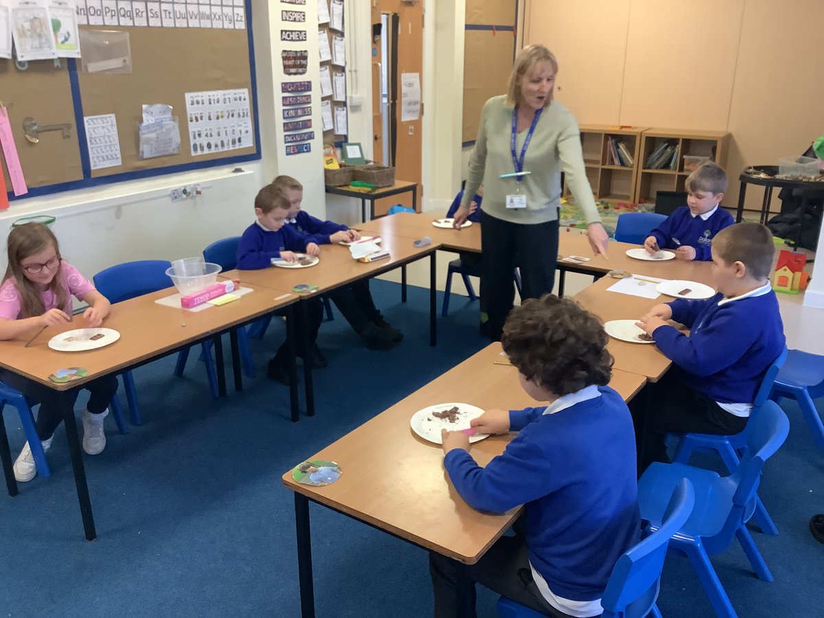 WillowDallamCPS's tweet photo. This week in Science we have been learning all about rocks! The children created their own rocks using chocolate. The three types of rocks we learnt about were; sedimentary, metamorphic and igneous. Well done everyone! π #DallamScience https://t.co/7apDSZPVEq