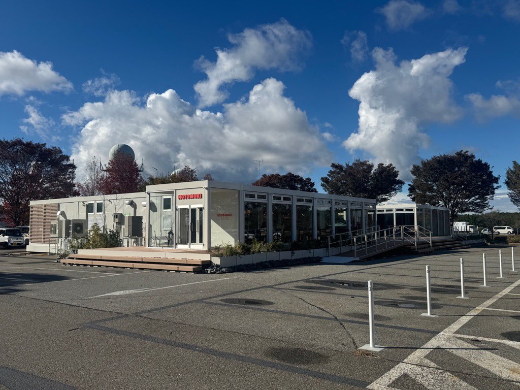 のと里山空港に仮設飲食店街#notomori
がオープンしました！

【営業時間】
朝食:6〜9時
カフェのみ:9〜17時
※コワーキングスペースとしても利用可
夕食:17〜22時

【飲食店】
・香華園
・御食事処まだら館
・てらおか堂
・芽吹食堂
・のと里山食堂　然
・SMOCO