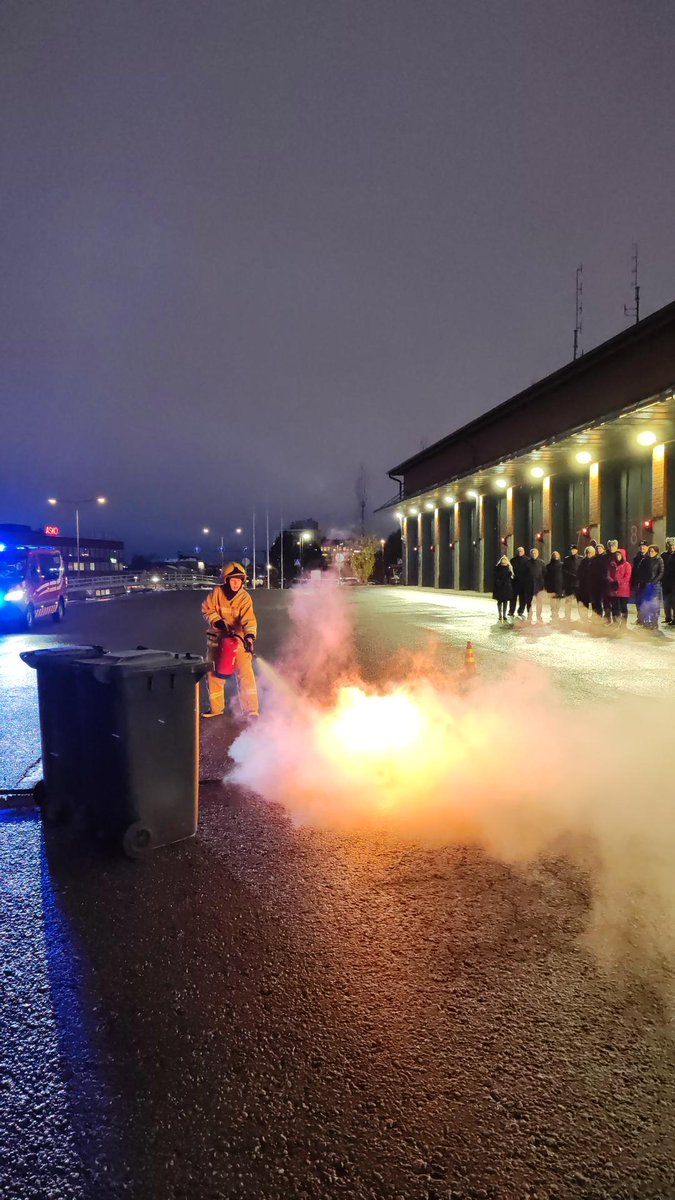 Alueellinen maanpuolustuskurssi vieraili meillä eilen tutustumassa pelastuslaitoksen toimintaan. Esittelimme kurssilaisille sopimuspalokuntatoimintaa, väestönsuojan tekniikkaa sekä  pelastajan toimintakykyvaatimuksia ja altistumisen vähentämistä. Kiitos mielenkiinnosta! #phpela