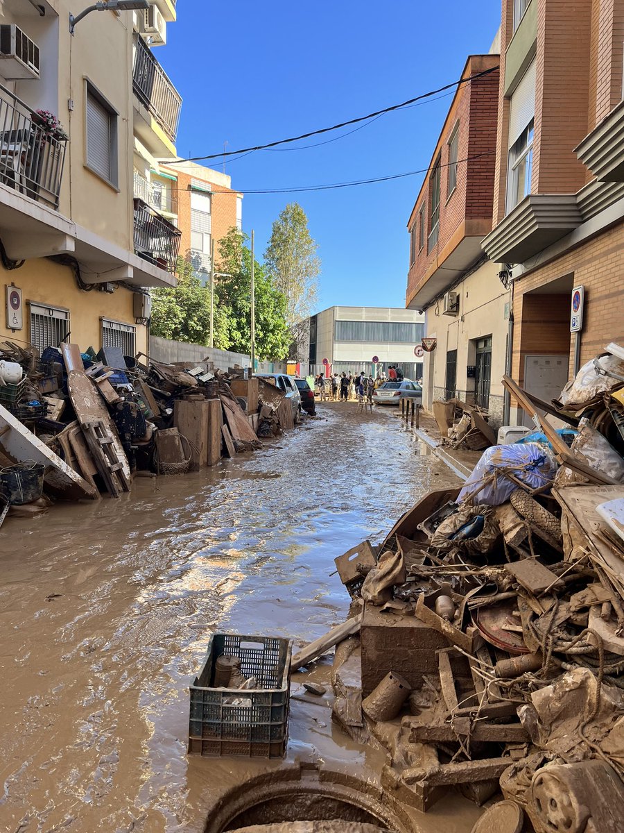 👉 És terrible tot el que ha passat i el que vivim com a poble. Però igual de terrible és vorer com les xarxes no donen treva, la quantitat de notícies falses és directament proporcional a la falta de responsabilitat i de gestió que estem patint.
Molts ànims‼️
