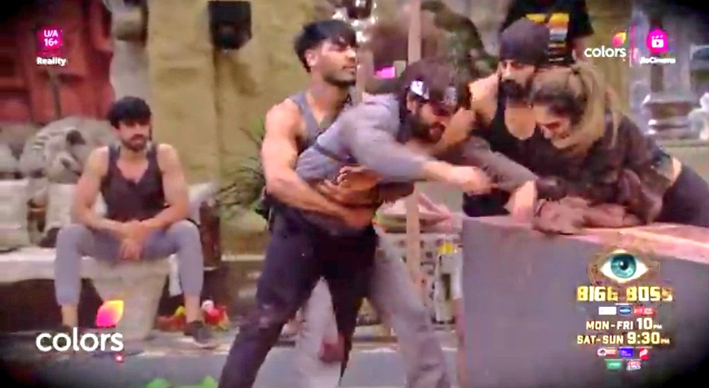 TheCineReality's tweet photo. The Intense Task in #BiggBoss18 is Here👌

Whom Do You Support???

Like ❤ #VivianDsena (Team A) 
Retweet ♻ #KaranveerMehra (Team B) 
 
#RajatDalal #AvinashMishra 
https://t.co/6hOixHg6J9 https://t.co/wBJGlG6nnS