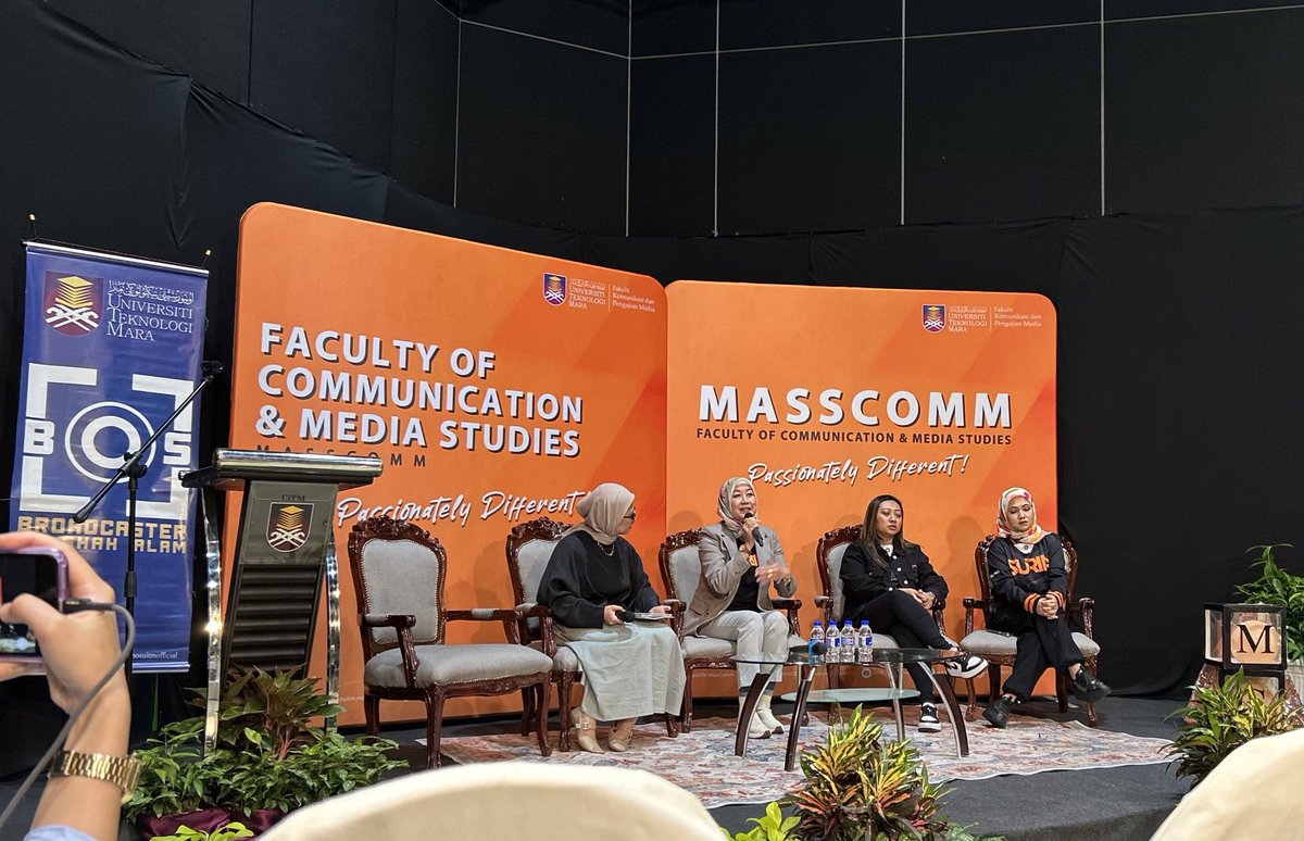 EllianaShahiza's tweet photo. Perkongsian bersama Dj Lin, Suria FM di COMMED Festival 2024 hari ini.
“ Radio adalah satu medium yang paling dekat dengan kita sebagai seorang manusia” - Dj lin
#commed2024
#masscommuitm
#SuriaFM
#DigitalJournalism
#journiefication
@JRN500 https://t.co/XrsAvQkNES