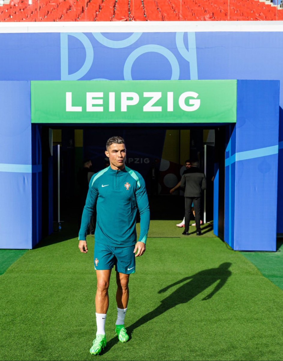 TeamCRonaldo's tweet photo. 🎙️🚨Donald Trump on Cristiano Ronaldo: 

"They say he is the greatest ever". https://t.co/n2dPJ9TwOH