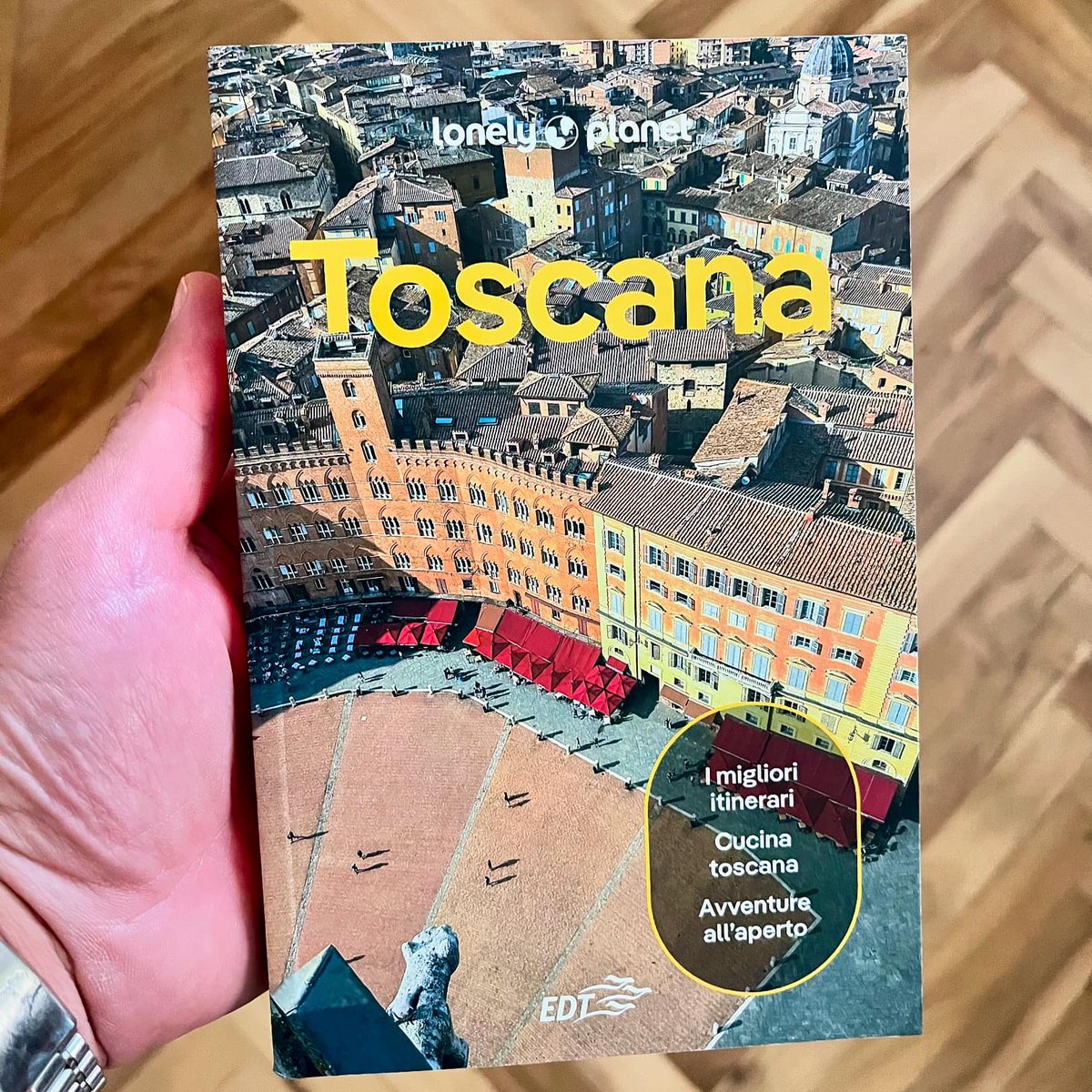 La nuova guida Toscana sarà in libreria da venerdì 8 novembre: per noi autori italiani e per la redazione, che ha fatto un lavoro enorme, è la prima con la nuova grafica e la nuova impostazione. E secondo me, come tutti i nuovi inizi, è di una bellezza sconcertante #lonelyplanet