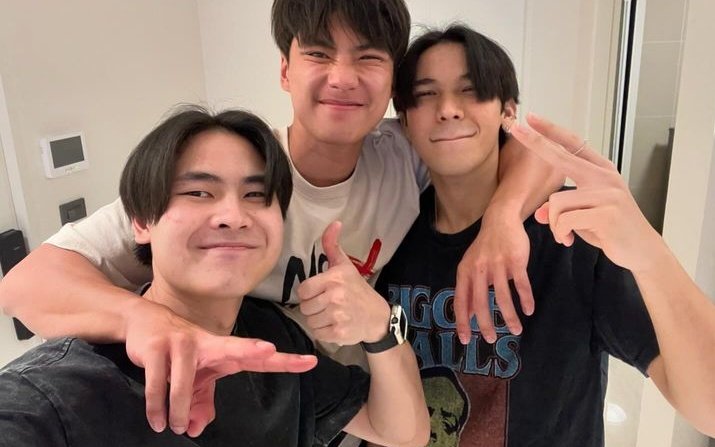 AdeLiaOhm's tweet photo. OLPS + pawat nong, nong rak, teman seleb, teman sekolah, teman gym, teman berenang teman motoran, teman mobilan, teman nongkrong
Pawat : gak usah ngotak ngotakin pertemananku ya!! 🤪
#ohmpawat #OLPS https://t.co/iMP9STbuYj