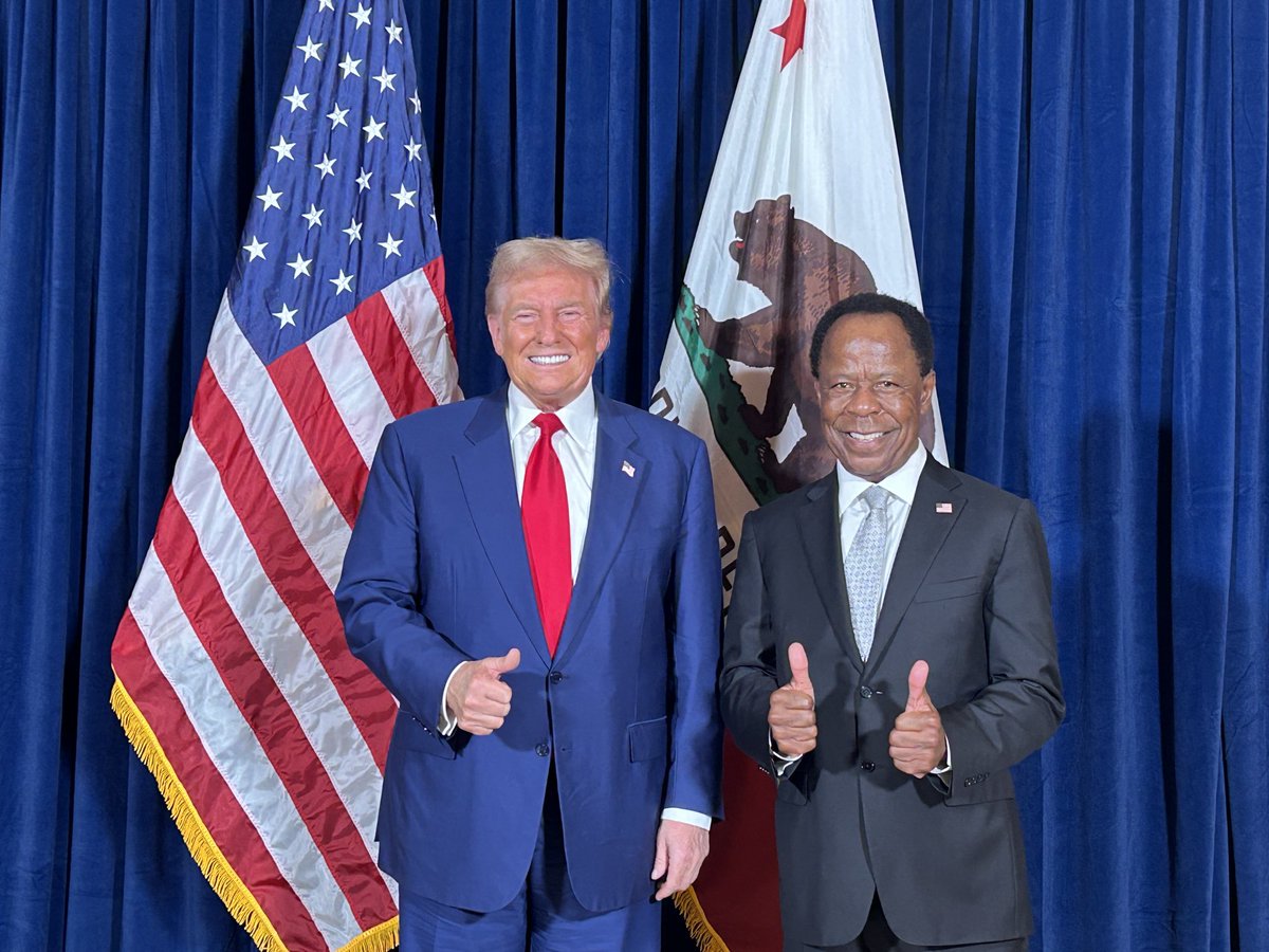 TheLeoTerrell's tweet photo. The man on the left is our NEXT President! https://t.co/11WMSiAVci