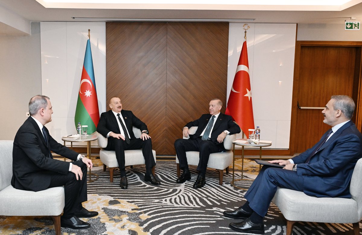 President Ilham Aliyev met with Turkish President Recep Tayyip Erdogan in Bishkek.

president.az/en/articles/vi…