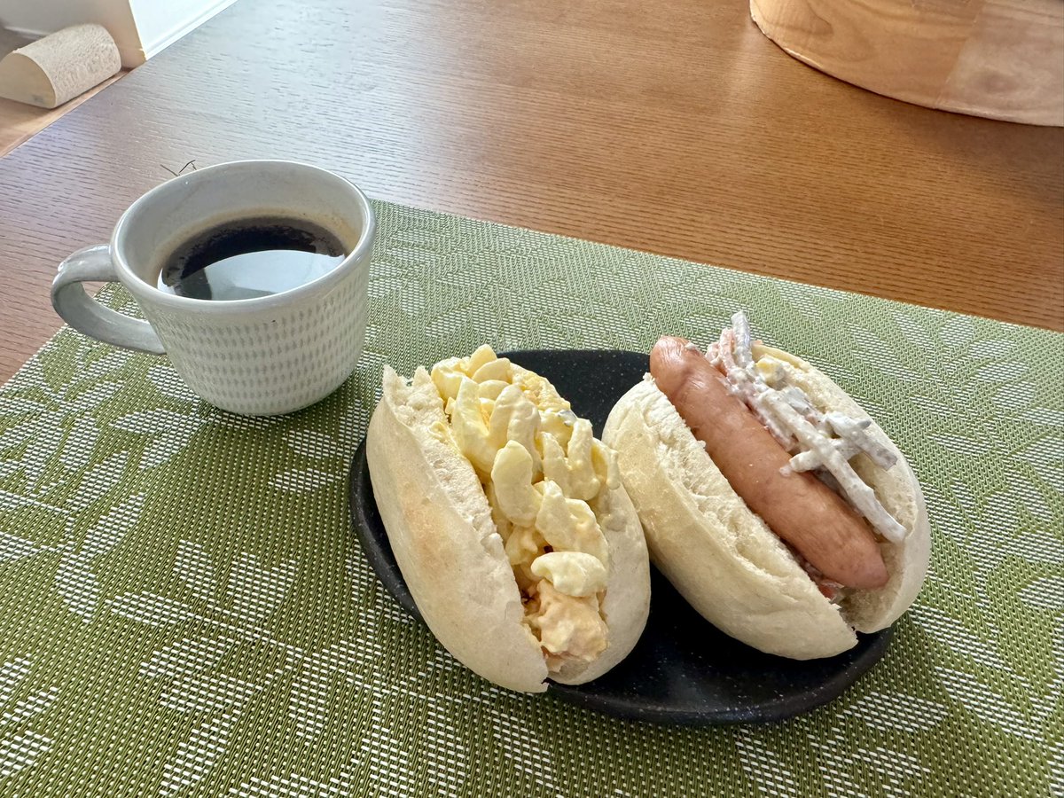 ndTu67XYaawnA2U's tweet photo. ミニホットドッグと猫達
Mini hot dog &amp; Cats
#猫 #スコティッシュフォールド #ミニホットドッグ #マカロニサラダパン #コーヒー
#cat #scottishfold #minihotdog #macaronisaladbread #coffee https://t.co/EBxt6vbWXb