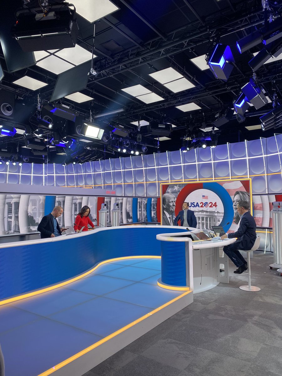 Margsamuel's tweet photo. « Nous avons écrit l’Histoire »

🇺🇸 🗳️ @salhiabrakhlia &amp; @jchapuis à l’antenne depuis le 221, pour le 8.30 @franceinfo avec @lauric_henneton alors que Donald Trump s’exprime. 

Et toujours @Paul_Barcelonne qui a sans doute dépassé le stade de la fatigue 😅 https://t.co/hFcuTMVzvP