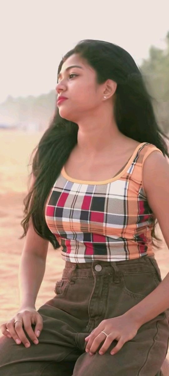 AddictofActress's tweet photo. Nala gumtha va irukavalungala vida

Ipdi nala olli ya skinny ah irunthu apram koluthu poravalunga tan mood ethuralunga uff

Apdiye odamboda ovoru part um perukum bothu summa azhaga amsama terira ammuu ssshh 

See that 2nd pic side la thonguthu 🥵🛐 https://t.co/YWEN3IVdKg