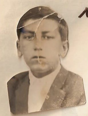 T_urnam's tweet photo. AŞIK İBRETİ 
 
İlkokulu yeni bitirmiştim, diploma için öğretmen resim istedi.  
O tarihe kadar hiç ilçeye (Sarız) gitmemiştim. Şehir nedir bilmiyordum. 
 
Babamla birlikte şehre gittik, küçük bir dükkan önünde ayaklı bir kutu vardı.  
Babam içerideki insanla konuştu ve birlikte dışarı çıktılar.  
Bu insanı tanımıştım, bize dedemin (Cafer-i Gango) yanına sık gelirdi ve her geldiğinde dut ağacının bir dalını kestirir ve babamla tartışırlardı.  
Bu defa hiç tartışma yoktu ve güzel güzel sohbet ettiler.  

Beni o ayaklı kutunun karşısına bir ağaç sandalyeye oturttular.  
Tanıdığım Terzi Hıdır amca o kutunun içerisini karıştırdı, bir şeyler yaptıktan sonra "Buraya bak, kıpırdama" dedi.  
Ben cep aynası gibi kutuya baktım.  
Terzi Hıdır amca içinden bir şeyler sayıyordu.  
Biraz sonra herhalde kutudan ıslak bir kağıt çıkarttı, başladı sallamaya. Birkaç dakika içinde elinde benim resmim belirdi. 
 
Kitaplardaki ve babamın okuduğu gazetelerdeki resimler böyle çekiliyordu.  
Resmime bakıyordum ama bana benzeyip benzemediğini kestiremedim.  
Bu resim benim ilk resmimdi. Dört adet çekmişti.
  
Öğretmene verdim ama birisi hala bende saklı.  
Bu resmi çeken Terzi Hıdır amca aslında günümüzde ismi Alevi camiasında dalga dalga yayılan AŞIK İBRETİ'ymiş. 
 
Dedeme kestirdiği dut dalından saz (bağlama) yapıyormuş.  
Sonradan öğrendim ki Terzi Hıdır amca, iyi diş çekiyor, terzilik yapmış, ayakkabıcılık yapmış, fotoğrafçılık yapıyordu, bağlama yapıyordu.  
Şiirler yazıyormuş fakat biz bilmiyorduk. 
 
Terzi Hıdır amcanın Aşık İbreti olduğunu çok sonraları öğrendim.  
Çatık kaşlı, yüksek sesli bu insanın içerisinde bir cevher varmış ama Sarız'lılar bunu bilememişler. 
 
Gerçi Baki Hoca biliyormuş,  
Sakallı İbiş amca,  
İbrahim Erdem,  
Dedem Cafer Tan (Cafer-i Gango),  
Haydar Bayrak ve daha niceleri biliyorlarmış, biz anlayamamışız.  

İbreti'nin şiirleri Alevi öğretisini, hakikat anlayışını anlatıyor.  

İnsanı Kamil olma yolunda nasıl mücadele verileceğini anlatıyor.  

"Her neyi gördükçe kaşların yıkma,  
Ne suçum var ise bildir efendim,  
Hata eyledimse kusura bakma,  
Düştümse elim tut kaldır efendim..." diyen  
Aşık İbreti 5.11.1976 tarihinde devriye alemine yürüdü.  
Anıları ve söylemleri gönüllerde,  
Şiirleri dillerde yaşıyor.  
Aşk olsun İbreti'ye,  
Aşk olsun İbreti gibi düşünenlere. 
 
5.11.2024  
Abbas Tan