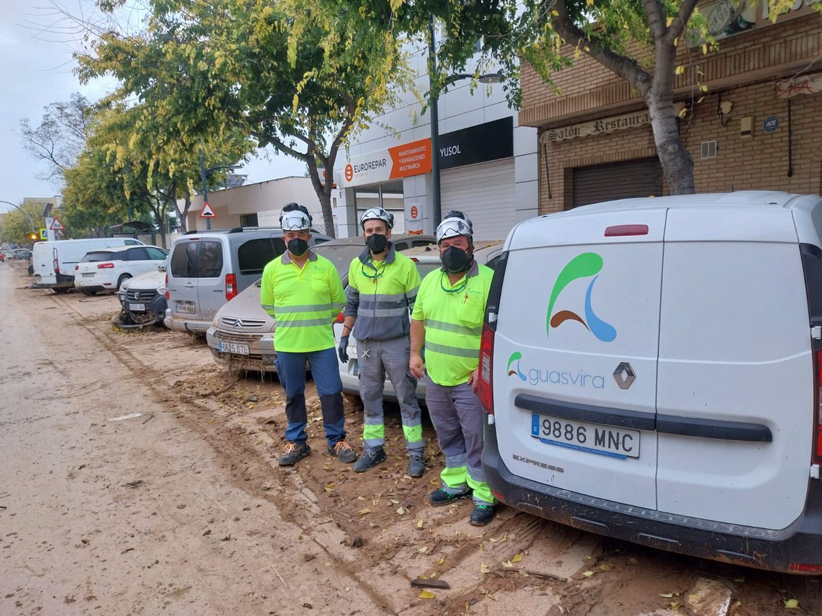 Ayer nuestros compañeros de #Aguasvira se desplazaron  a #Valencia junto con #voluntarios de la policía local de Illora y de Ogíjares.
 Hoy ya operativos para ayudar en las labores de limpieza de los daños sufridos por la #DANA .
#Solidaridad  #Voluntariado