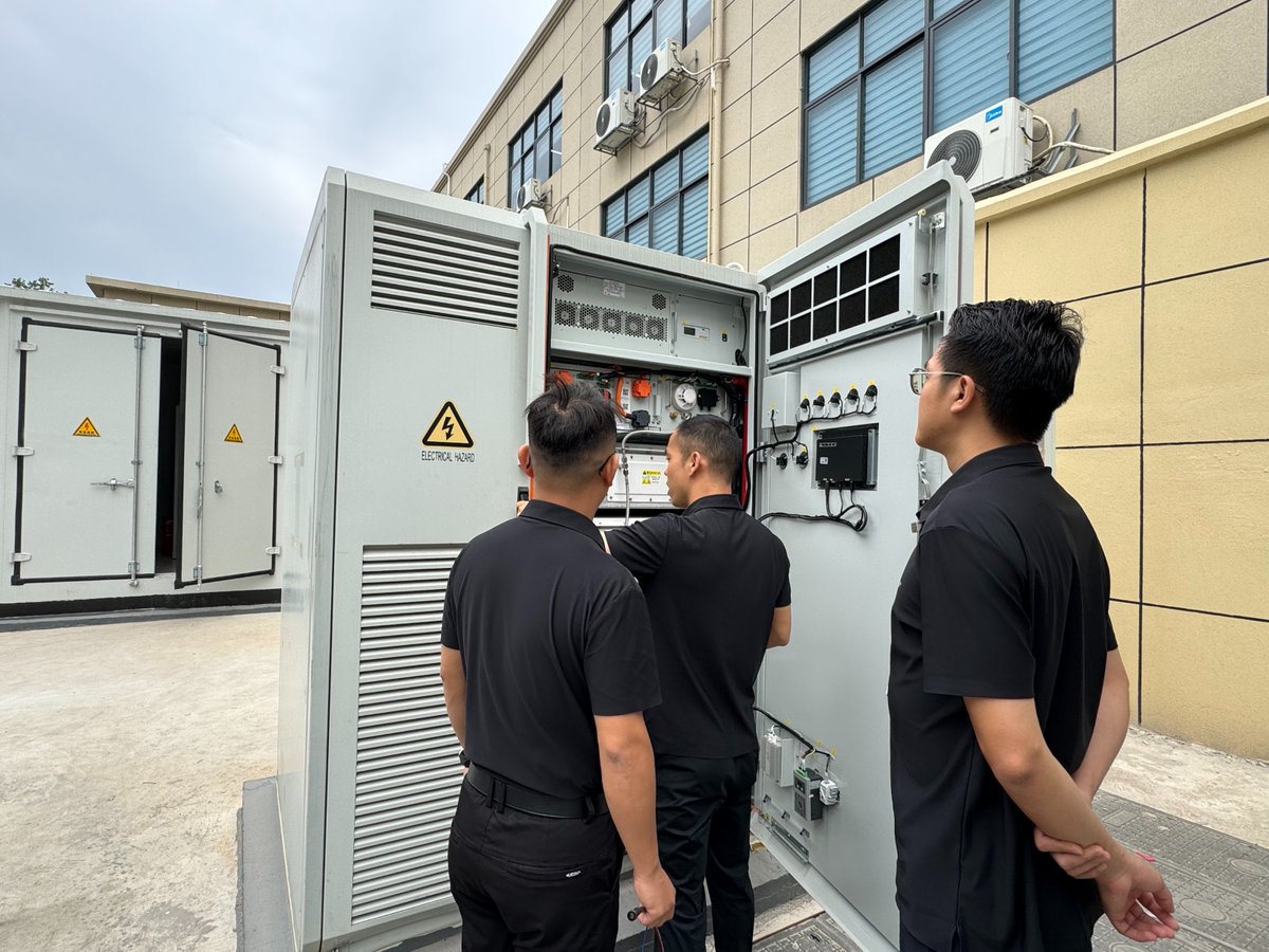 FelicityESS's tweet image. C&amp;amp;I ESS Cabinet Factory Case
100kW｜215kWh｜Three Phase｜Air Cooling
With a power output of 100kW and a storage capacity of 215kWh, this system is designed to provide seamless energy solutions for your business.
#allinone #allinoneess #ciess #cabinet #aircoolingmachine