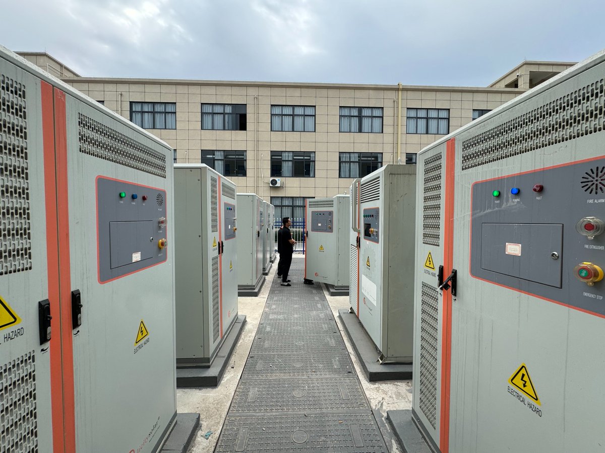 FelicityESS's tweet image. C&amp;amp;I ESS Cabinet Factory Case
100kW｜215kWh｜Three Phase｜Air Cooling
With a power output of 100kW and a storage capacity of 215kWh, this system is designed to provide seamless energy solutions for your business.
#allinone #allinoneess #ciess #cabinet #aircoolingmachine