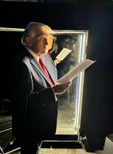 Stormstout8's tweet photo. 黑发染成金，不变是红心❤️
恭喜你，建国同志！
Congratulations, Mr. President.
#Trump 
#USAElection2024 
#MAGA 
#DonaldTrump 
#Elon https://t.co/zfI9JgFRDG