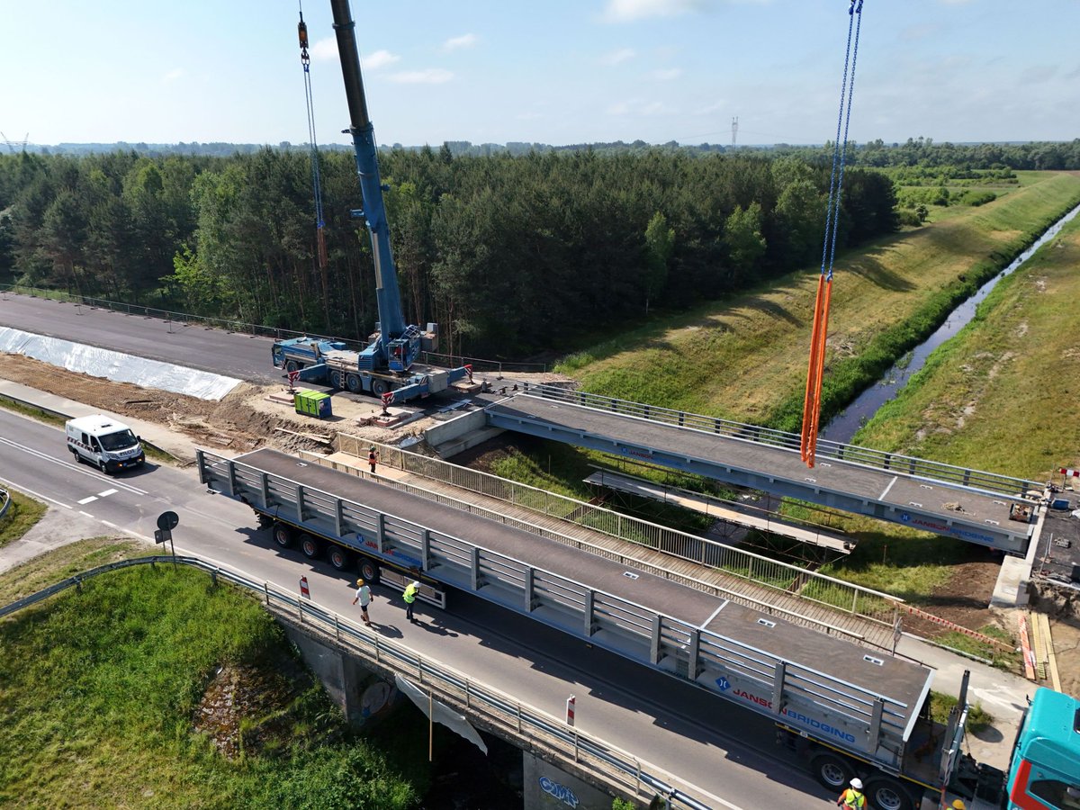 Janson_UK's tweet photo. In the summer, our Polish team installed a 30m temporary bridge in Żabno, Podkarpackie Voivodeship, in under two hours! This JSB bridge will serve until the DW856 crossing is complete. Great work by the team! 
#JansonBridgingUK #PlateGirderBridge #MaintainTrafficFlow #JSBBridge https://t.co/vILlX5yjLc