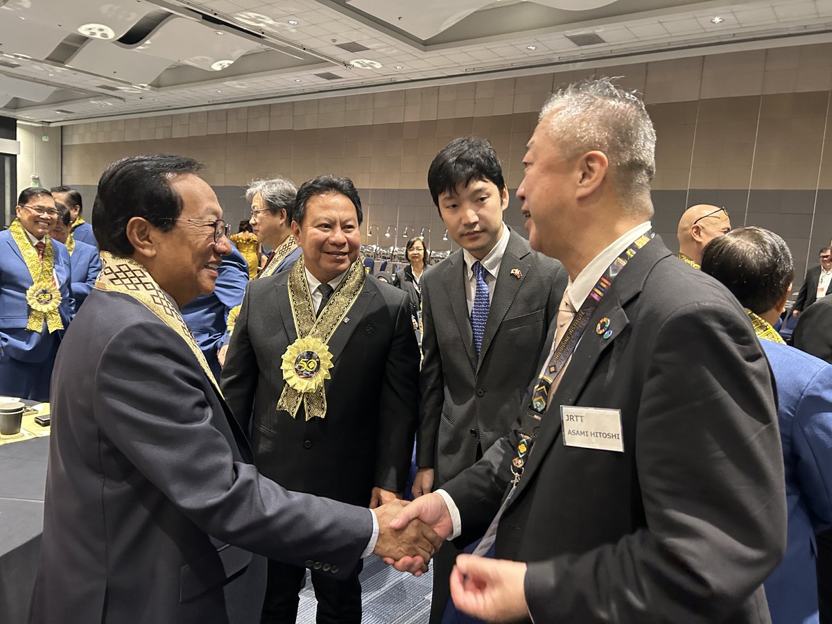 JRTT_PR's tweet image. フィリピン土木学会（#PICE）の第50回年次大会にて、#新幹線 技術に関する特別講演を行いました！🇵🇭

多くの方にご聴講いただき、新幹線に対する関心の高さが伺えました🚅

講演前にはボノアン公共事業道路省大臣、サダイン次官、遠藤大使ともお話する機会を頂きました！

pice.org.ph