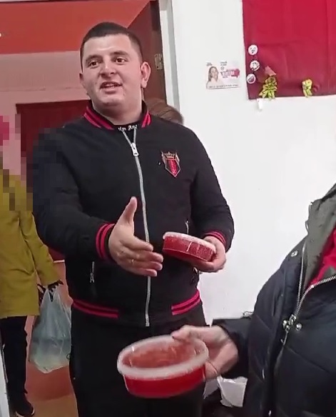 В Питере цыгане продали пенсионерке 40 банок поддельной икры

Жительница Стрельны обратилась в полицию после того, как отдала незнакомцам восточной внешности 37 тысяч рублей за 40 банок с «красной икрой». Но это оказались окрашенные коллагеновые шарики.

petrogazeta.ru/material/2024/…