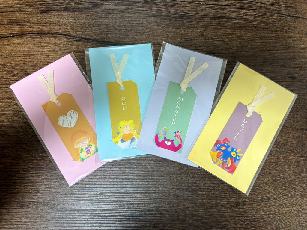 plusa005's tweet image. ブックマーケット　グッズ紹介①

しおり全4種＋リボン2種
背景の色はランダムです🫶💞

主人公は手に取っていただいた皆様です❣️
ハートマークにご自身のお名前が描けます☺️

 #ブックマーケットしおりのマーケット
 #奈良県立図書情報館