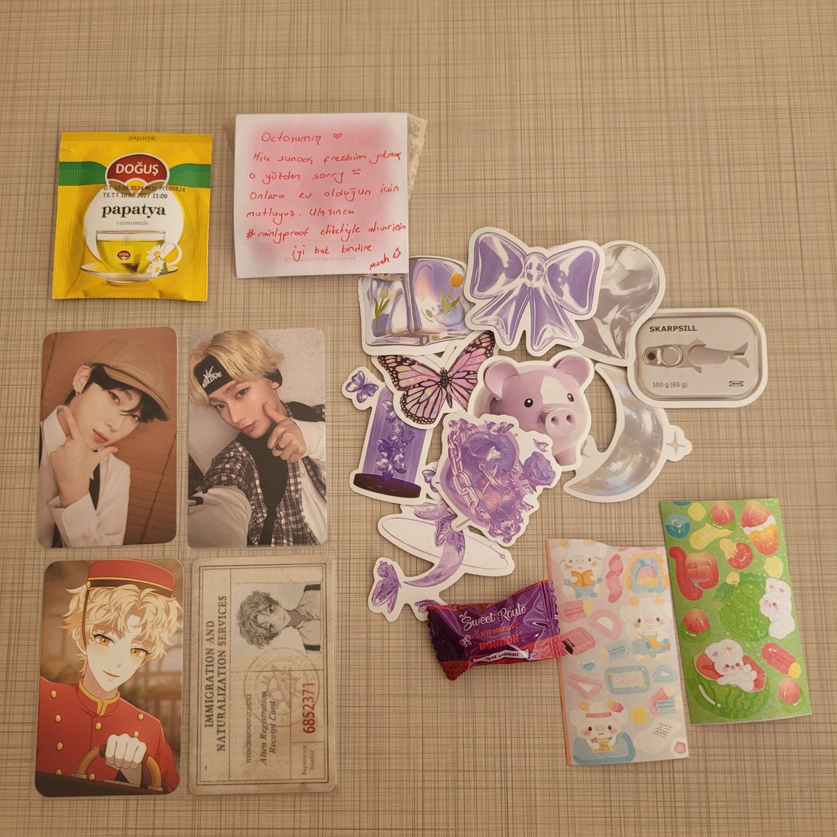 sunoomycutiepie's tweet photo. bana sticker paketini oldugu gibi koymasi hakkinda... hayatimda daha mutlu olduhum bi freebie hatirlamiyorum asigim bu stickerlara BENIM ICIN AYRI PAKET ALMIS RESMEN..🎀💖 papatya cayinda alttan bir mesaj mi vardir bilemesek de tesekkur ederizzzzzz 🤍💖🙈 #rainlyproof https://t.co/rDNx6B0B1O