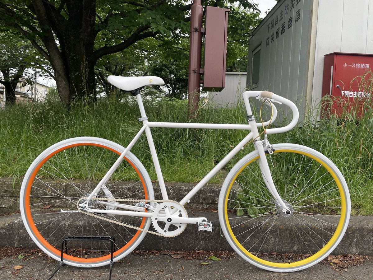 coccipedale's tweet photo. こんにちは☀︎
コッチの工房がある秦野市はぐっと気温が下がり肌寒い一日です🍂
今日紹介する自転車はホワイトをベースにした爽やかな一台🚲リムのビタミンカラーが可愛いです❤︎ https://t.co/ve43u7cNhk