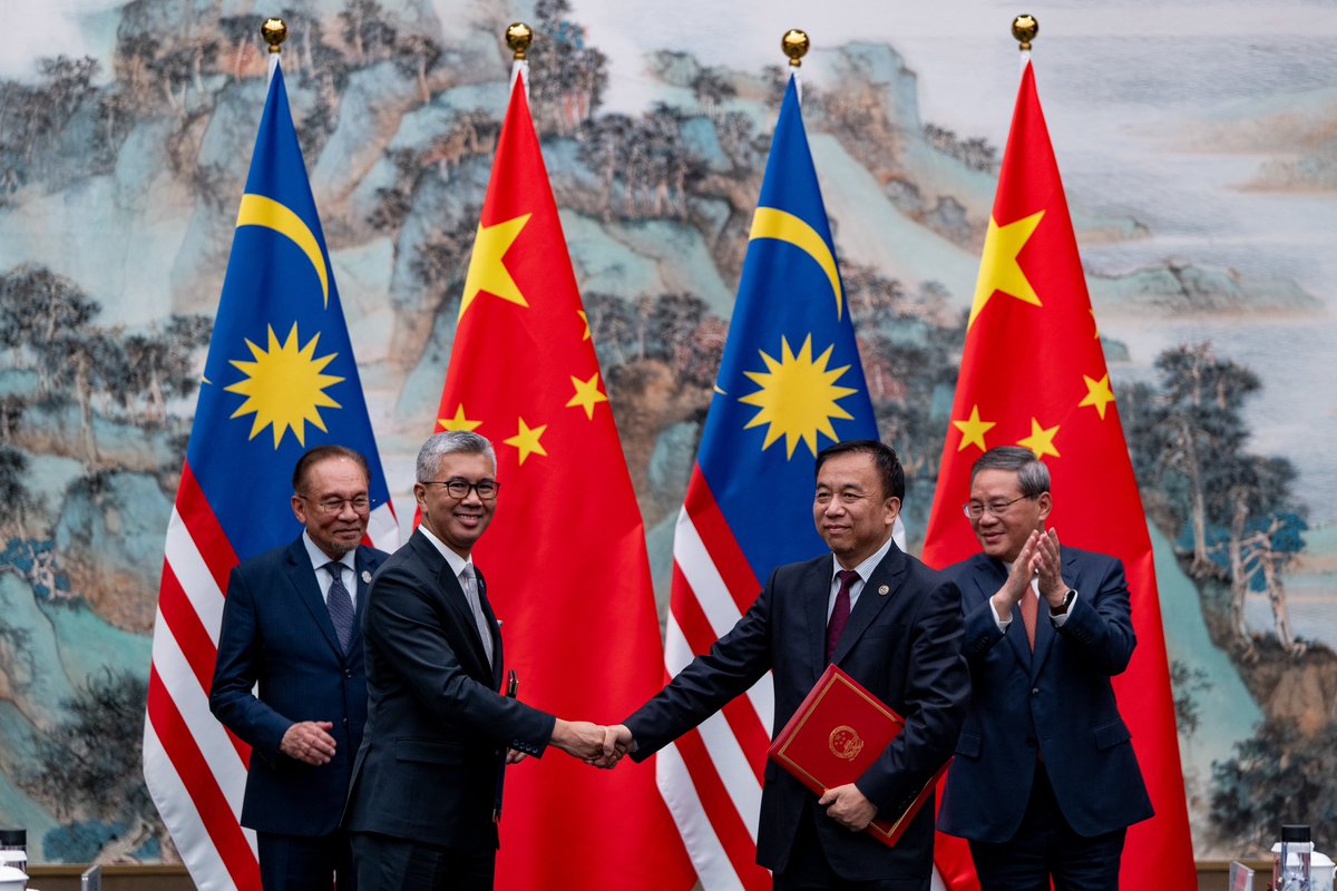 Aggreymusoba's tweet photo. Yesterday, Malaysian Prime Minister met with Chinese Premier Li Qiang to commemorate 50 years of Malaysia-China relations and strengthen their partnership.  
#Maischberger #슈주19주년_온세상을_파랗게 #kualalumpur | 2NE1 | Trump | https://t.co/A2AChKpdKb