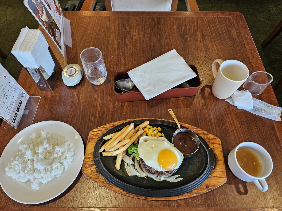 saenai45's tweet photo. 出張先で久しぶりにロイヤルホストへ！
2千円以上しましたが、満足行く味でした。
ドリンクバーも質が高い！

#ランチ
#ロイヤルホスト
#グルメ https://t.co/HLPgNAFRFL