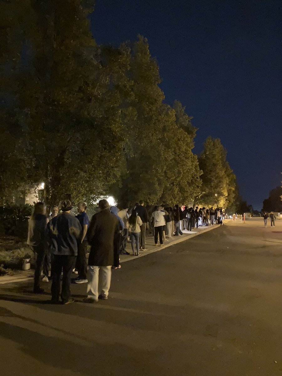 Just talked to some #UCI anteaters who’ve been bussed up from campus to my neighborhood polling location. 

One was in line since 2:30 PM!?!   

It should not be this hard for college students to vote.