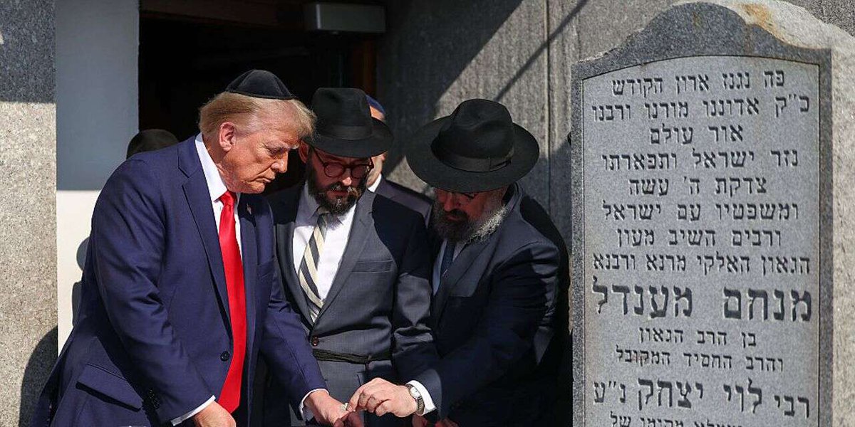 הוֹדוּ לַה' כִּי טוֹב כִּי לְעוֹלָם חַסְדּוֹ:
הוֹדוּ לֵאלֹהֵי הָאֱלֹהִים כִּי לְעוֹלָם חַסְדּוֹ:
הוֹדוּ לַאֲדֹנֵי הָאֲדֹנִים כִּי לְעֹלָם חַסְדּוֹ:
לְעֹשֵׂה נִפְלָאוֹת גְּדֹלוֹת לְבַדּוֹ כִּי לְעוֹלָם חַסְדּוֹ: