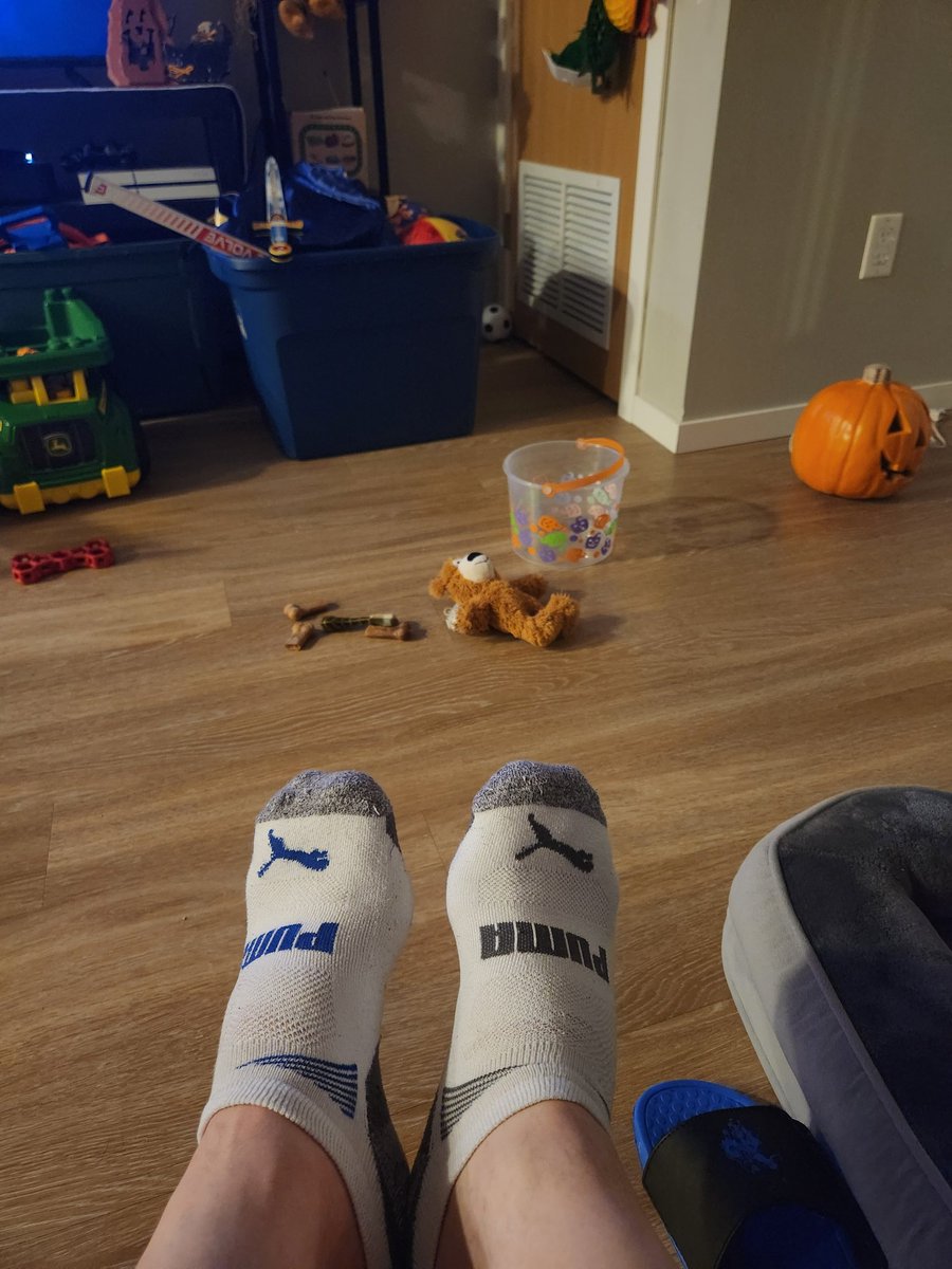 JoeHungloRedux's tweet image. You've reached Peak Single Dad when this is the closest you've come to matching socks in 6 months. 🤷‍♀️😂

#SingleDadLife #LittleHawksDadt