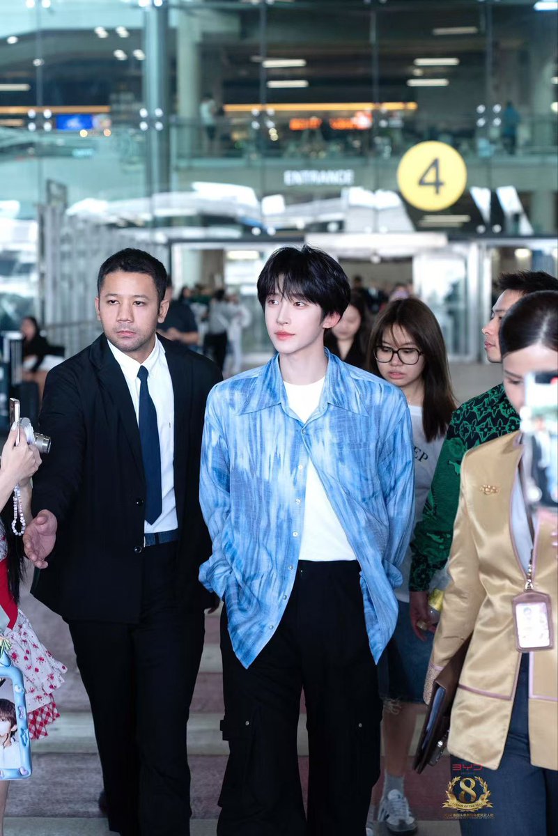 【หลิวอวี่ เดินทางถึงไทย ร่วมงานยิ่งใหญ่ "2024 Thailand Headlines Person of the Year"】
วันที่ 6 พฤศจิกายน หลิวอวี่ นักร้องและนักแสดงชื่อดังจากจีน เดินทางมาถึงสนามบินสุวรรณภูมิ ประเทศไทย โดยมีแฟนๆ มารอต้อนรับอย่างเป็นระเบียบ บรรยากาศเต็มไปด้วยความอบอุ่นและคึกคัก